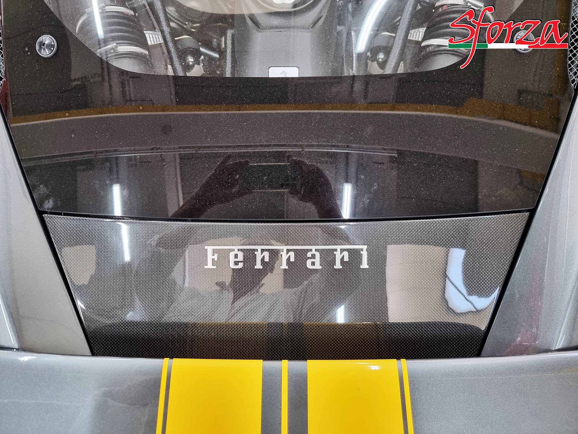 https://www.sforza.tech/wp-content/uploads/2021/10/Ferrari-F8-Tributo-condotto-aerodinamico-posteriore-carbonio.jpg